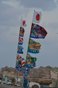 祝賀ムードを高めている漁船の大漁旗＝１８日、佐良浜漁港