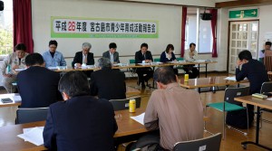 ７人の発表者が青少年健全育成活動を報告した＝２１日、宮古島市中央公民館