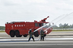炎上する航空機に放水訓練をする消防職員＝２５日、下地島空港