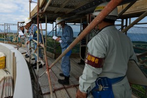 牧山の配水池工事現場を視察する安全指導員ら＝２０日、伊良部牧山