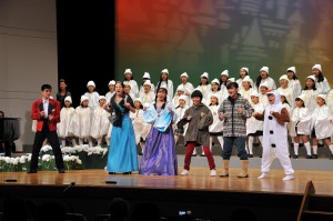 結成４０周年記念演奏会でオリジナル合唱劇「アナと雪の女王」を披露する団員。笑顔いっぱい歌った＝７日、マティダ市民劇場