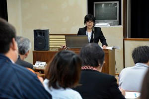まてぃだ教室の運営および成果と課題を報告する濱川貴美子さん＝１２日、市中央公民館