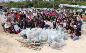 清掃活動でごみを拾い集めた参加者たち＝２８日、与那覇前浜ビーチ