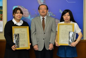 長濱副市長（中央）から表彰状を授与された川満さん（左）と平良さん＝２６日、市平良庁舎