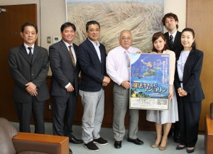 菅本さん（前列右）、長野さん（同右から２人目）、渡久山さん（後列）からポスターを贈られる下地市長（前列右から３人目）＝２日、市役所平良庁舎