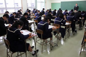 県立高校一般入試初日の学力検査を受ける受験生たち＝１０日、宮古高校