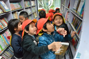 子供たちは人気のある本を競い合って取っていた＝１１日、伊良部小学校