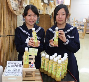 商品開発に取り組んだ山口愛夢さん（左）と荷川取春佳さん＝２４日、んまがぬ家