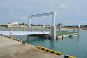 ４月から供用開始予定の浮き桟橋＝３日、下地島側