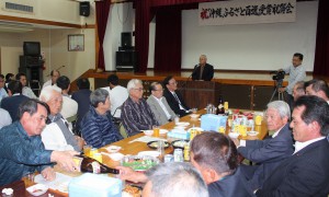 多くの地域住民が参加して百選認定を祝った＝３月２８日、久松地区公民館