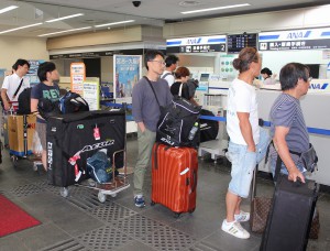 過酷なレースを終え帰路に就くトライ選手ら＝２１日、宮古空港