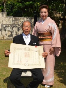 ２０１５年春の叙勲受章者の佐和田直さんと妻・タミ子さん＝８日、那覇市の知事公舎