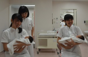 新生児の抱き方などを学んだ生徒たち＝１２日、県立宮古病院