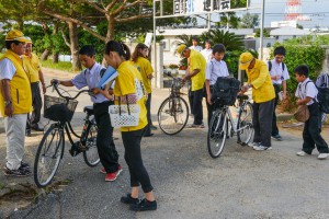 登校する生徒たちの自転車を点検する関係者ら＝２０日、北中学校