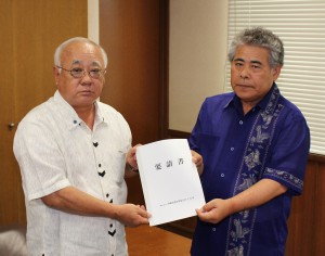 下地市長（左）に要請書を手渡す長田支部長＝１９日、市役所平良庁舎