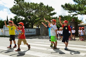 横断歩道を正しく渡る練習をする児童ら＝１５日、西辺小学校前