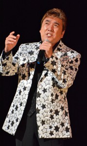 持ち歌の「昭和の花」などを歌う演歌歌手・小金沢昇司さん＝１７日、マティダ市民劇場