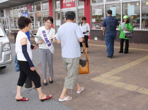 買い物客にチラシを配布する参加者＝１４日、平良松原の大型スーパー前