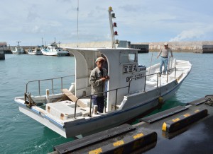 外国漁船の調査・監視の目的で出港する漁船＝４日、佐良浜漁港