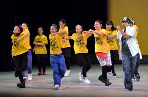 全国大会出場の喜びと感謝を込めてパワフルに踊るダンス部の生徒＝１３日、マティダ市民劇場