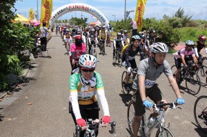 一斉にスタートするサイクリングの部の参加者たち＝１３日、平良港トゥリバー地区