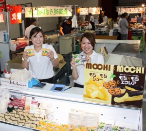 ２５店舗が出店しさまざまな味覚を提供している「北海道食の祭典」＝１９日、城辺公民館