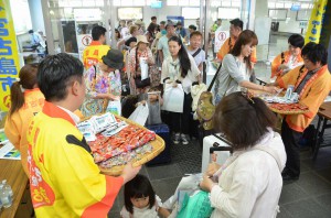 市、県、観光協会が関西直行便の初便客を盛大に歓迎した＝１日、宮古空港