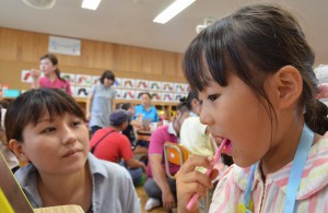 正しい歯磨きの仕方を学ぶ児童ら＝２５日、平良第一小学校