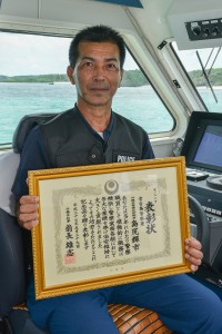 県知事表彰を受賞した島尻船長＝１１日、警察用船舶「みやこ」操舵室