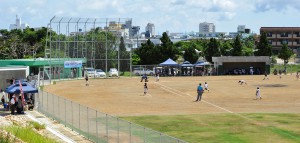 全面改修工事が完了した球場で学童軟式野球大会が開幕した＝２０日、宮古島市営球場