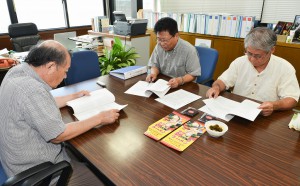 長濱副市長（左）に来月１７日初出荷などを報告する岡村社長（中央）と宮國代表＝１７日、市平良庁舎