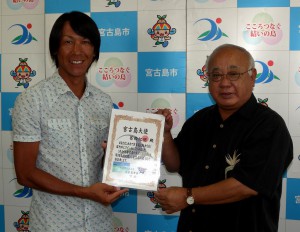 宮古島大使に認定されたスキージャンプの葛西紀明さん（左）＝８日、市役所平良庁舎