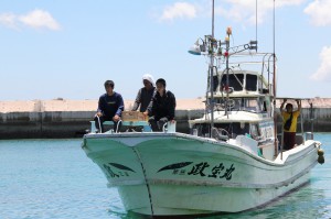 国頭君（手前右）と武富君（同左）を乗せ帰港する漁船＝３１日、佐良浜漁港