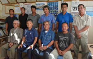 新役員に選ばれた渡真利一夫さん（前列左から２人目）と関係者ら＝２３日、宮古島漁協