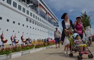 盛大な歓迎を受けた約９００人が宮古島観光に出発した＝２８日、下崎埠頭
