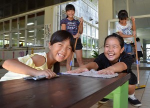 笑顔一杯で校内の掃除をする児童たち＝１７日、南小学校