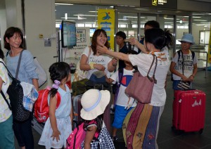 「おかえりなさい！」実行委のメンバーらが福島の家族を歓迎した＝２８日、宮古空港