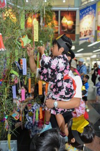 園児らは短冊を竹の葉に吊るし願い事をした＝７日、宮古空港