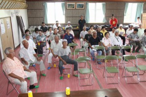 陸自配備計画について説明を聞く参加者たち＝１１日、福山農村研修集会所