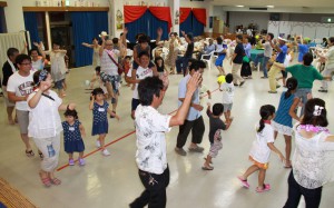 全員で輪になって「池間のクイチャー」を踊る参加者たち＝２９日、池間島離島振興総合センター