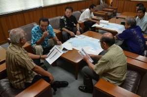 松田会長（奥左）が大型クルーズ船の宮古就航決定を報告した＝３日、市役所平良庁舎