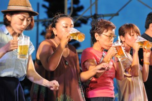 ビールの早飲み競争に挑戦する参加者ら＝２９日、うえのドイツ文化村