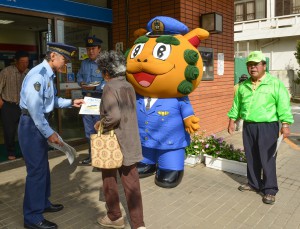 シーサーミヤコ君も参加して、特殊詐欺被害防止のチラシ配布が行われた＝１４日、市内の銀行