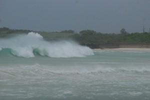 暴風の影響でうねりを伴う大きな波が打ち寄せていた渡口の浜＝７日、伊良部