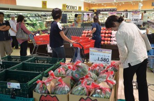 多くの買い物客でにぎわうも台風の影響で旧盆用の商品は品薄状態となっている＝２５日、市内の大型スーパー