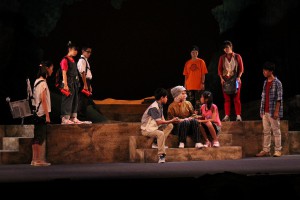 「もうひとつのはしり星」を演じる劇団員たち＝３０日、マティダ市民劇場