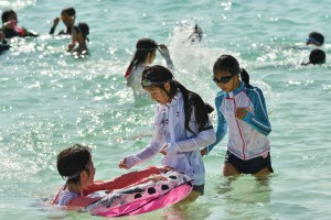 宮古島の海を満喫する白川町の児童ら＝５日、与那覇前浜ビーチ