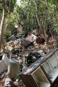 撤去されずにゴミが大量に残っている＝３日、城辺保良・東平安名崎近くの崖下