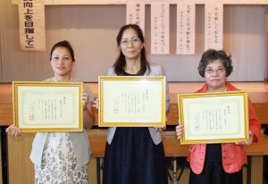 最優秀賞を獲得した上里さん（中央）、優秀賞の香川さん（左）と上地さん＝２日、下地農村環境改善センター