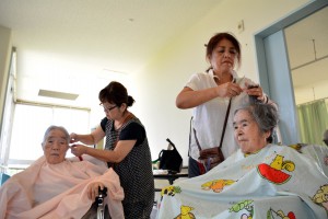 １５店舗の美容師が参加してカットボランティアを行った＝８日、栄寿園